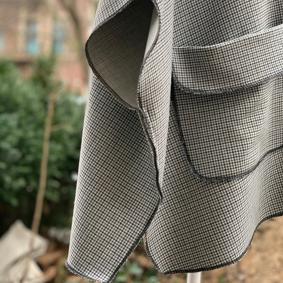 Handmade Houndstooth Hooded Cape with Front Pockets and Oversized Buttons, XL - Picture 9 of 10